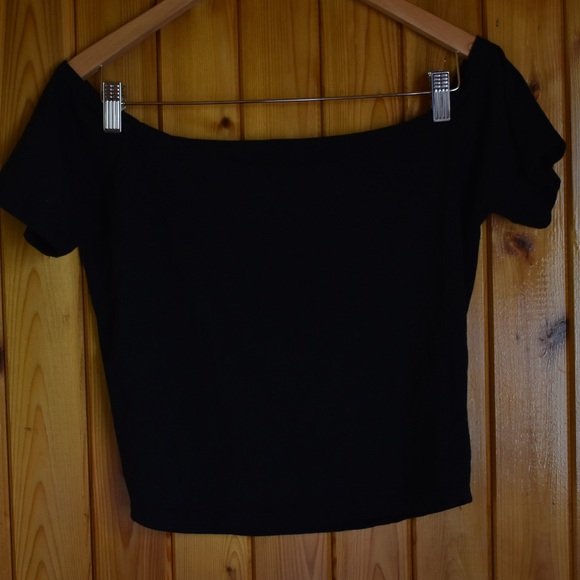 Cute cropped black offthe-shoulder tee from Ardene - Picture 2 of 3